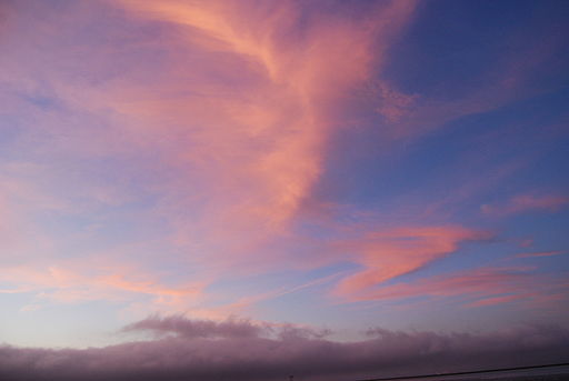 Pink_cloud,_deep_blue_sky,_pale_horizon_(6994951409)